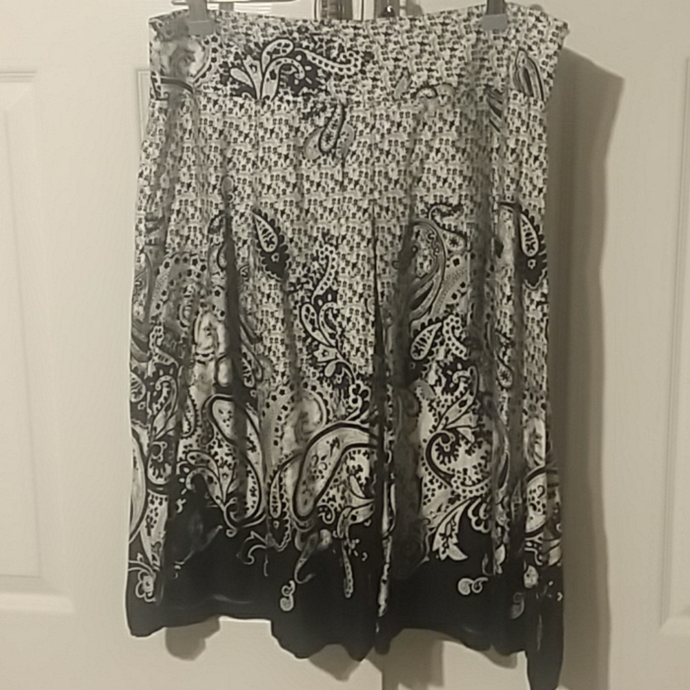 In Moda Pleated Skirt EUC